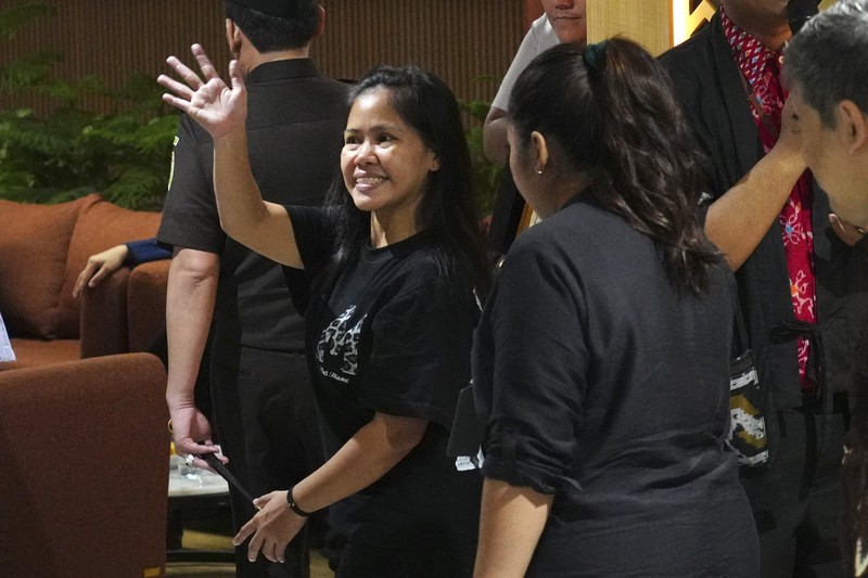 Indonesia Philippines Prisoner Transfer Mary Jane Veloso, seorang warga Filipina yang dijatuhi hukuman mati di Indonesia dan hampir dieksekusi oleh regu tembak pada tahun 2015, saat tiba di Bandara Internasional Soekarno-Hatta untuk dipulangkan ke Filipina, di Tangerang, Banten, Selasa, 17 Desember 2024. (Foto AP/Tatan Syuflana)