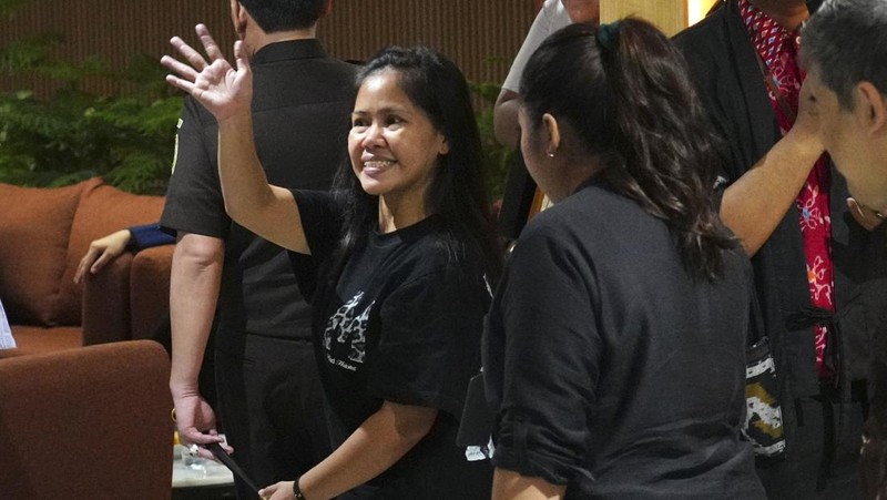 Mary Jane Veloso, seorang warga Filipina yang dijatuhi hukuman mati di Indonesia dan hampir dieksekusi oleh regu tembak pada tahun 2015,  saat tiba di Bandara Internasional Soekarno-Hatta untuk dipulangkan ke Filipina, di Tangerang, Banten, Selasa, 17 Desember 2024. (Foto AP/Tatan Syuflana)