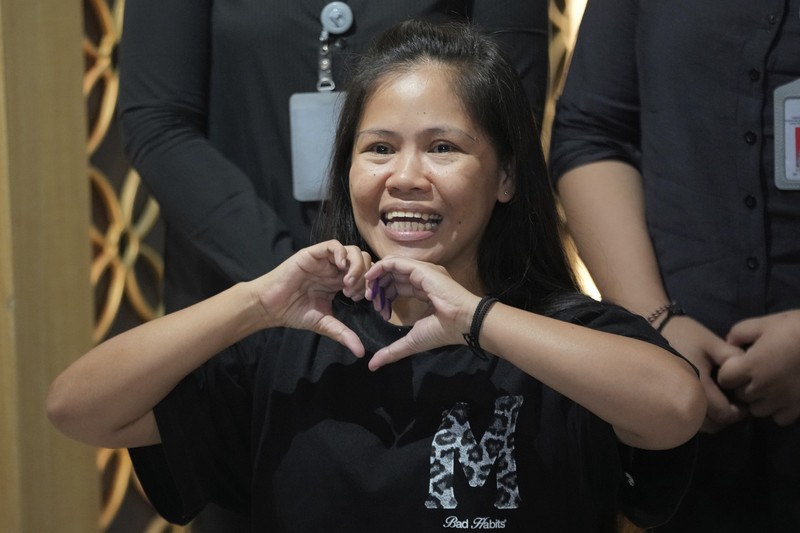 Indonesia Philippines Prisoner Transfer Mary Jane Veloso, seorang warga Filipina yang dijatuhi hukuman mati di Indonesia dan hampir dieksekusi oleh regu tembak pada tahun 2015, saat tiba di Bandara Internasional Soekarno-Hatta untuk dipulangkan ke Filipina, di Tangerang, Banten, Selasa, 17 Desember 2024. (Foto AP/Tatan Syuflana)