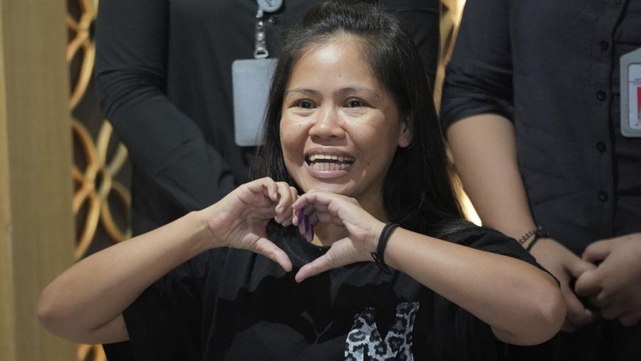 Mary Jane Veloso, seorang warga Filipina yang dijatuhi hukuman mati di Indonesia dan hampir dieksekusi oleh regu tembak pada tahun 2015,  saat tiba di Bandara Internasional Soekarno-Hatta untuk dipulangkan ke Filipina, di Tangerang, Banten, Selasa, 17 Desember 2024. (Foto AP/Tatan Syuflana)