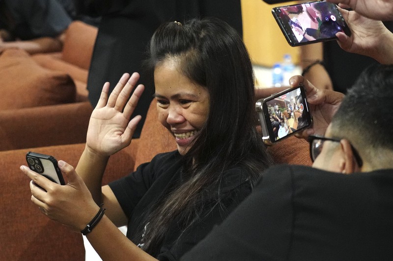 Indonesia Philippines Prisoner Transfer Mary Jane Veloso, seorang warga Filipina yang dijatuhi hukuman mati di Indonesia dan hampir dieksekusi oleh regu tembak pada tahun 2015, saat tiba di Bandara Internasional Soekarno-Hatta untuk dipulangkan ke Filipina, di Tangerang, Banten, Selasa, 17 Desember 2024. (Foto AP/Tatan Syuflana)