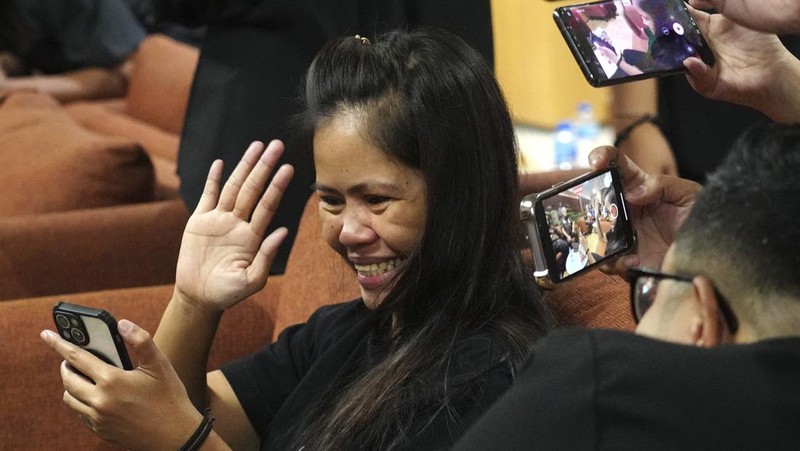 Mary Jane Veloso, seorang warga Filipina yang dijatuhi hukuman mati di Indonesia dan hampir dieksekusi oleh regu tembak pada tahun 2015,  saat tiba di Bandara Internasional Soekarno-Hatta untuk dipulangkan ke Filipina, di Tangerang, Banten, Selasa, 17 Desember 2024. (Foto AP/Tatan Syuflana)