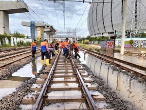 KAI Beres-beres Jalur Kereta Imbas Banjir Rob Jakarta
