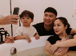 Ekspresi Haru Nikita Willy Peluk Bayi, Melahirkan dengan Proses Water Birth