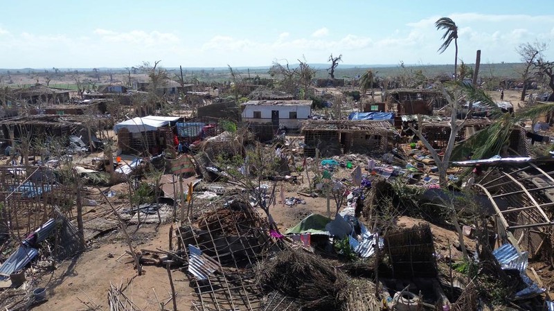 Orang-orang berjalan melewati bangunan yang hancur dan pohon yang tumbang setelah topan Chido melanda Mozambik, di distrik Mecufi, provinsi Cabo Delgado, Mozambik, 16 Desember 2024, dalam tangkapan layar yang diambil dari video drone yang dibagikan. (Unicef Mozambique/Handout via REUTERS)