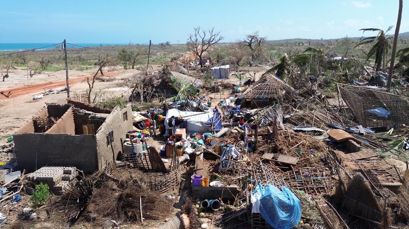 Orang-orang berjalan melewati bangunan yang hancur dan pohon yang tumbang setelah topan Chido melanda Mozambik, di distrik Mecufi, provinsi Cabo Delgado, Mozambik, 16 Desember 2024, dalam tangkapan layar yang diambil dari video drone yang dibagikan. (Unicef Mozambique/Handout via REUTERS)