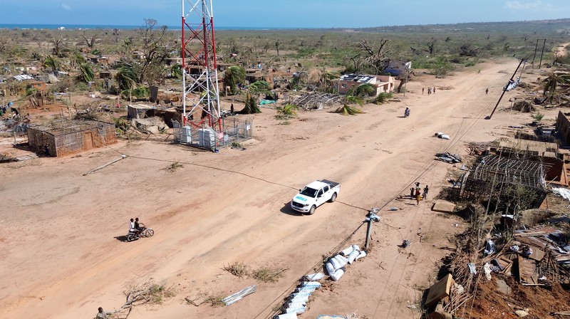 Orang-orang berjalan melewati bangunan yang hancur dan pohon yang tumbang setelah topan Chido melanda Mozambik, di distrik Mecufi, provinsi Cabo Delgado, Mozambik, 16 Desember 2024, dalam tangkapan layar yang diambil dari video drone yang dibagikan. (Unicef Mozambique/Handout via REUTERS)