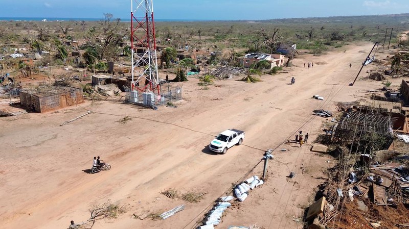 Orang-orang berjalan melewati bangunan yang hancur dan pohon yang tumbang setelah topan Chido melanda Mozambik, di distrik Mecufi, provinsi Cabo Delgado, Mozambik, 16 Desember 2024, dalam tangkapan layar yang diambil dari video drone yang dibagikan. (Unicef Mozambique/Handout via REUTERS)