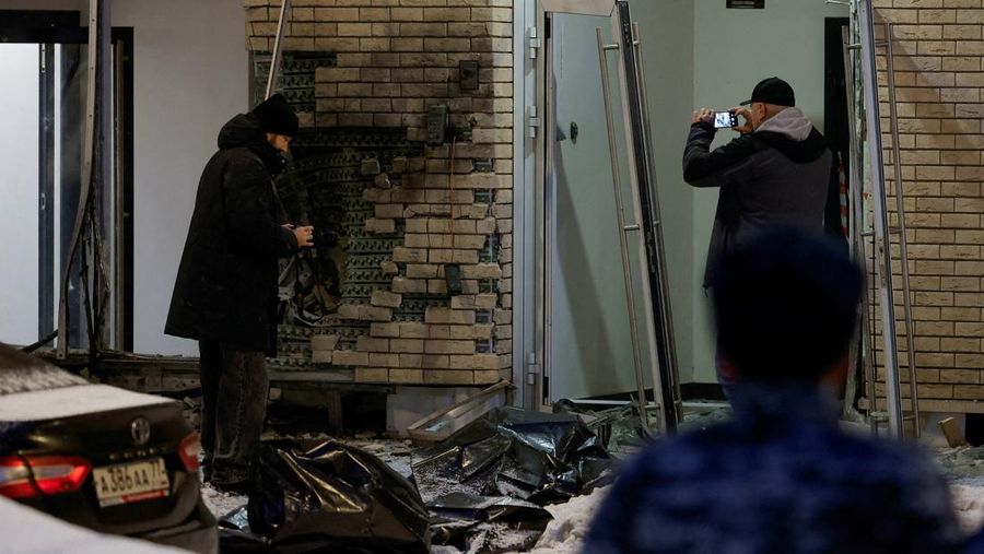 Pemandangan yang menunjukkan lokasi ledakan yang menurut komite investigasi Rusia menewaskan jenderal Rusia Igor Kirillov, yang bertanggung jawab atas pasukan perlindungan nuklir, dan asistennya, di Moskow, Rusia, 17 Desember 2024. (REUTERS/Maxim Shemetov)