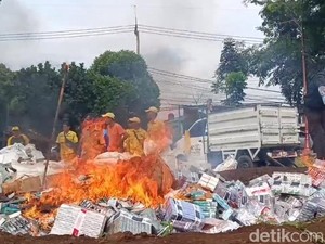 Jutaan Batang Rokok Ilegal di Jabar Musnah Jadi Abu
