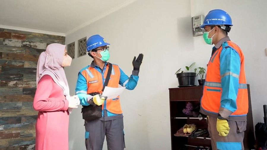 Petugas PLN sedang melayani pelanggan rumah tangga. PLN memastikan bahwa program stimulus ekonomi yang ditetapkan Pemerintah berupa diskon tarif listrik 50% di Bulan Januari hingga Februari 2025 akan diterima secara otomatis oleh pelanggan PLN daya 2.200 volt ampere (VA) ke bawah. Dengan adanya sistem layanan pelanggan yang telah terdigitalisasi di PLN, para pelanggan tidak perlu melakukan registrasi atau pendaftaran. (Dok PT PLN Persero)