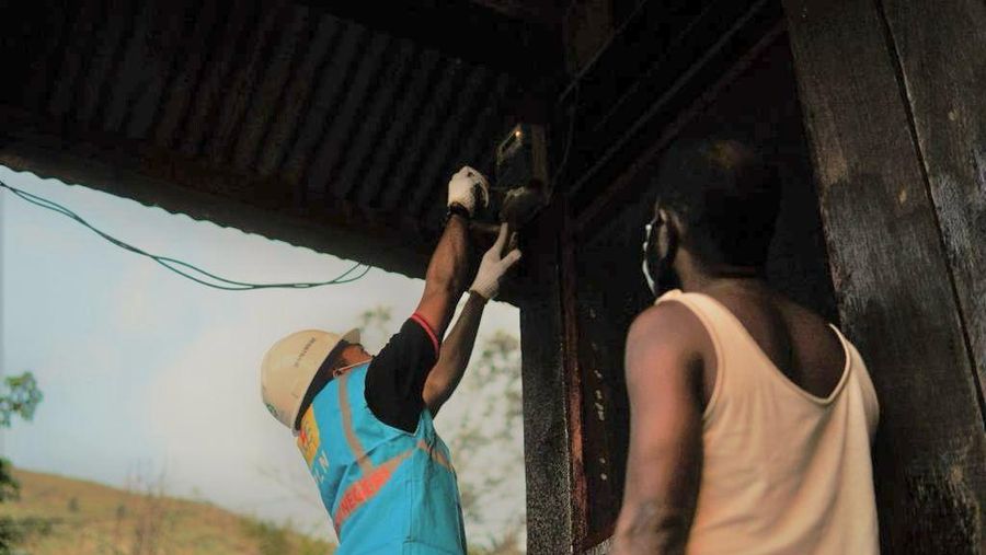 Petugas PLN sedang mengecek kWh meter di rumah pelanggan rumah tangga. Secara rinci, pelanggan yang berhak mendapatkan stimulus ekonomi yang ditetapkan Pemerintah berupa tarif diskon listrik 50% dalam periode Januari-Februari 2025 adalah pelanggan rumah tangga dengan daya 450 VA sebanyak 24,7 juta pelanggan, 900 VA sebanyak 38 juta pelanggan, 1.300 VA sebanyak 14,1 juta pelanggan, dan 2.200 VA sebanyak 4,6 juta pelanggan. (Dok PT PLN Persero)