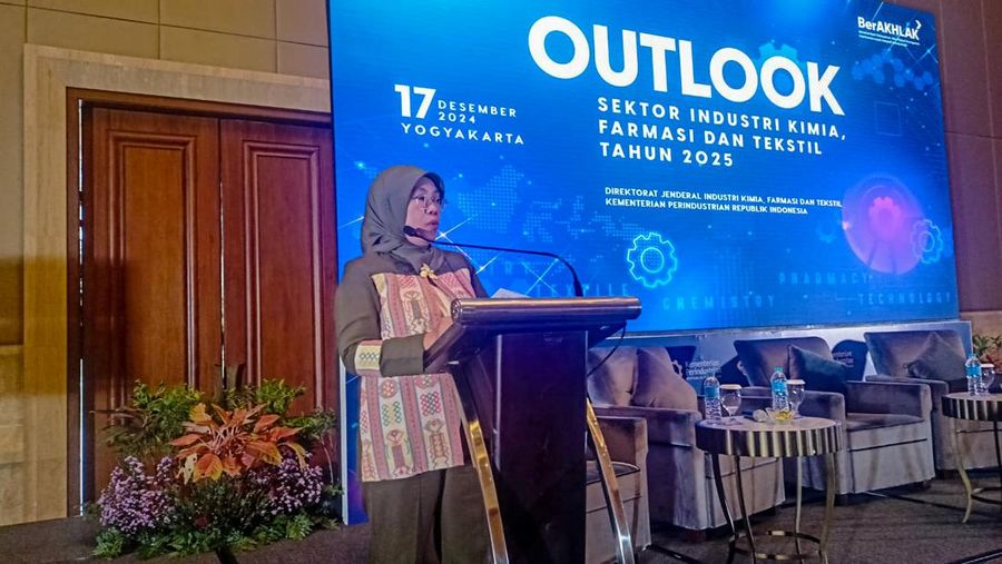Plt. Dirjen IKFT Kemenperin Reni Yanita dalam acara Outlook Sektor Industri Kimia, Farmasi dan Tekstil Tahun 2025 oleh Kemenperin di Yogyakarta, Selasa (17/12/2024). (Dok. Kemenperin)
