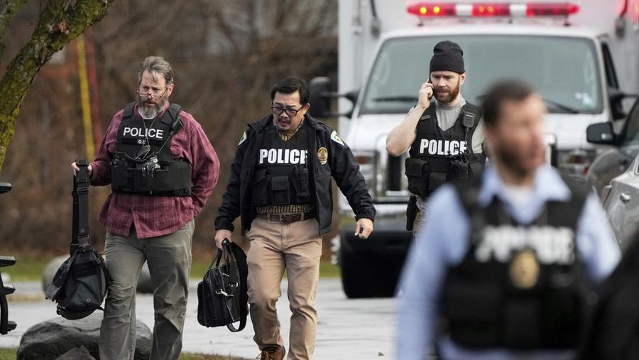 Polisi berjalan di luar Sekolah Kristen Abundant Life setelah penembakan, Senin, 16 Desember 2024 di Madison, Wisconsin. (AP Photo/Morry Gash)