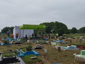 Ekshumasi Jenazah Bayi Diduga Tertukar, Tim Forensik Tiba di TPU Semper