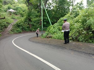 Kurangi Risiko Laka, Guardrail Dipasang di Tiga Titik Jalur Kaliasem-Tigawasa