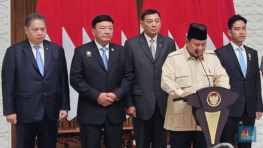 Presiden Prabowo Subianto memberikan keterangan kepada media di Lapangan Udara Halim Perdanakusuma, Selasa (17/12/2024). (²©²ÊÍøÕ¾/Emir Yanwardhana)