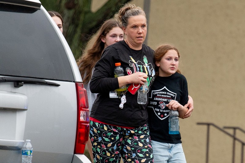 Anak-anak bersiap menaiki bus menuju pusat reunifikasi tempat mereka akan bertemu orang tua mereka setelah penembakan di Sekolah Kristen Abundant Life di Madison, Wisconsin, AS, 16 Desember 2024. (REUTERS/Cullen Granzen)