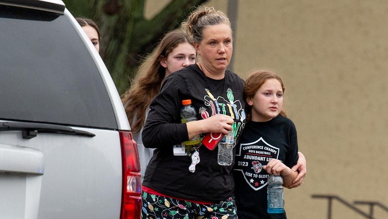 Anak-anak bersiap menaiki bus menuju pusat reunifikasi tempat mereka akan bertemu orang tua mereka setelah penembakan di Sekolah Kristen Abundant Life di Madison, Wisconsin, AS, 16 Desember 2024. (REUTERS/Cullen Granzen)