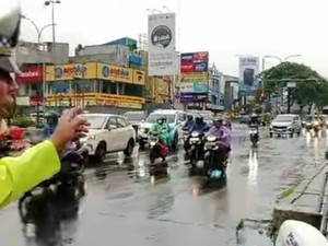 Lalin Jalan Margonda Arah Jakarta Padat Usai Diguyur Hujan