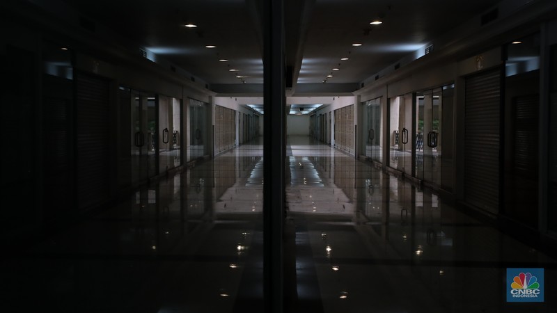 Suasana deretan toko yang tutup di Pusat Perbelajan Ratu Plaza, Jakarta, Selasa (17/12/2024). Pusat Perbelajan Ratu Plaza yang memiliki lokasi strategis kondisinya sepi dan memprihatinkan. (CNBC Indonesia/Faisal Rahman) Suasana deretan toko yang tutup di Pusat Perbelajan Ratu Plaza, Jakarta, Selasa (17/12/2024). Pusat Perbelajan Ratu Plaza yang memiliki lokasi strategis kondisinya sepi dan memprihatinkan. (CNBC Indonesia/Faisal Rahman)