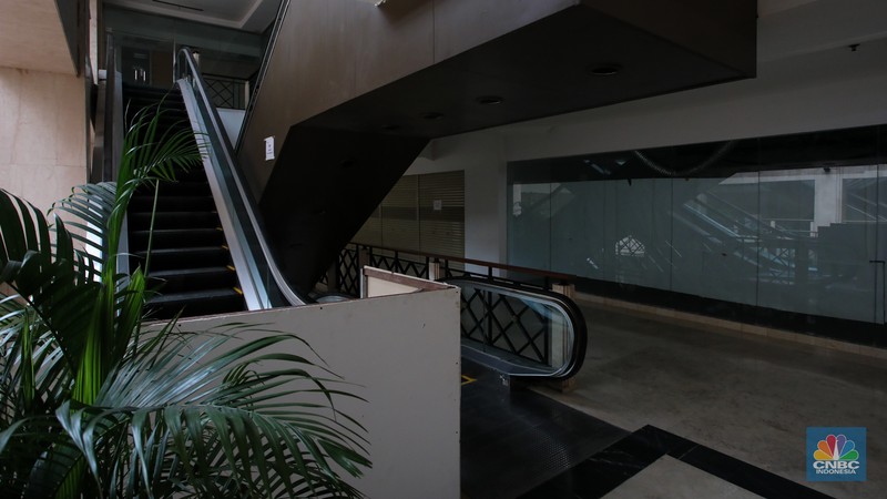 Suasana deretan toko yang tutup di Pusat Perbelajan Ratu Plaza, Jakarta, Selasa (17/12/2024). Pusat Perbelajan Ratu Plaza yang memiliki lokasi strategis kondisinya sepi dan memprihatinkan. (CNBC Indonesia/Faisal Rahman) Suasana deretan toko yang tutup di Pusat Perbelajan Ratu Plaza, Jakarta, Selasa (17/12/2024). Pusat Perbelajan Ratu Plaza yang memiliki lokasi strategis kondisinya sepi dan memprihatinkan. (CNBC Indonesia/Faisal Rahman)