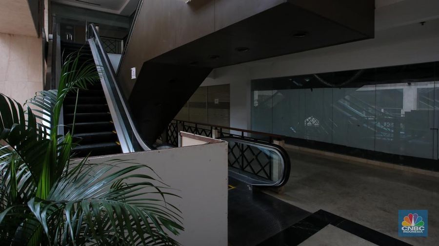 Suasana deretan toko yang tutup di Pusat Perbelajan Ratu Plaza, Jakarta, Selasa (17/12/2024). Pusat Perbelajan Ratu Plaza yang memiliki lokasi strategis kondisinya sepi dan memprihatinkan. (CNBC Indonesia/Faisal Rahman)