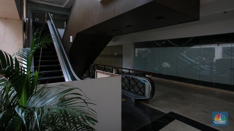 Suasana deretan toko yang tutup di Pusat Perbelajan Ratu Plaza, Jakarta, Selasa (17/12/2024). Pusat Perbelajan Ratu Plaza yang memiliki lokasi strategis kondisinya sepi dan memprihatinkan. (CNBC Indonesia/Faisal Rahman)