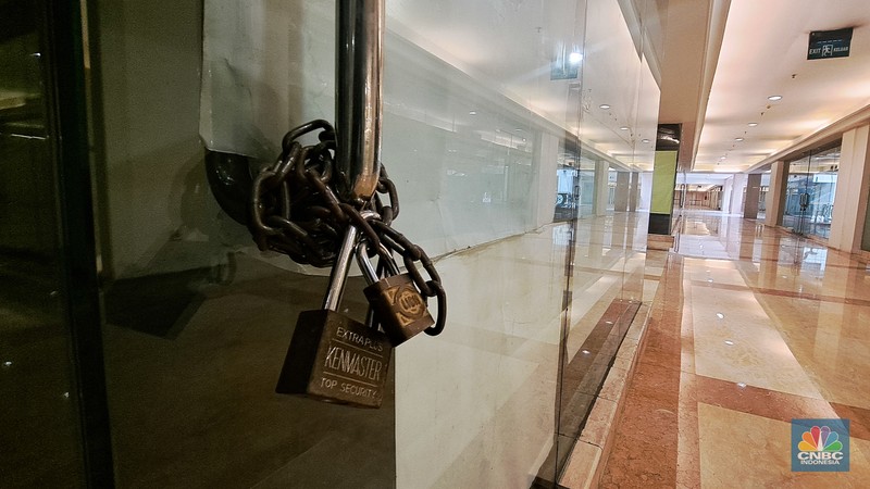 Suasana deretan toko yang tutup di Pusat Perbelajan Ratu Plaza, Jakarta, Selasa (17/12/2024). Pusat Perbelajan Ratu Plaza yang memiliki lokasi strategis kondisinya sepi dan memprihatinkan. (CNBC Indonesia/Faisal Rahman) Suasana deretan toko yang tutup di Pusat Perbelajan Ratu Plaza, Jakarta, Selasa (17/12/2024). Pusat Perbelajan Ratu Plaza yang memiliki lokasi strategis kondisinya sepi dan memprihatinkan. (CNBC Indonesia/Faisal Rahman)