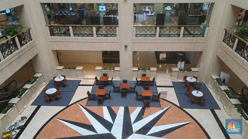 Suasana deretan toko yang tutup di Pusat Perbelajan Ratu Plaza, Jakarta, Selasa (17/12/2024). Pusat Perbelajan Ratu Plaza yang memiliki lokasi strategis kondisinya sepi dan memprihatinkan. (CNBC Indonesia/Faisal Rahman) Suasana deretan toko yang tutup di Pusat Perbelajan Ratu Plaza, Jakarta, Selasa (17/12/2024). Pusat Perbelajan Ratu Plaza yang memiliki lokasi strategis kondisinya sepi dan memprihatinkan. (CNBC Indonesia/Faisal Rahman)