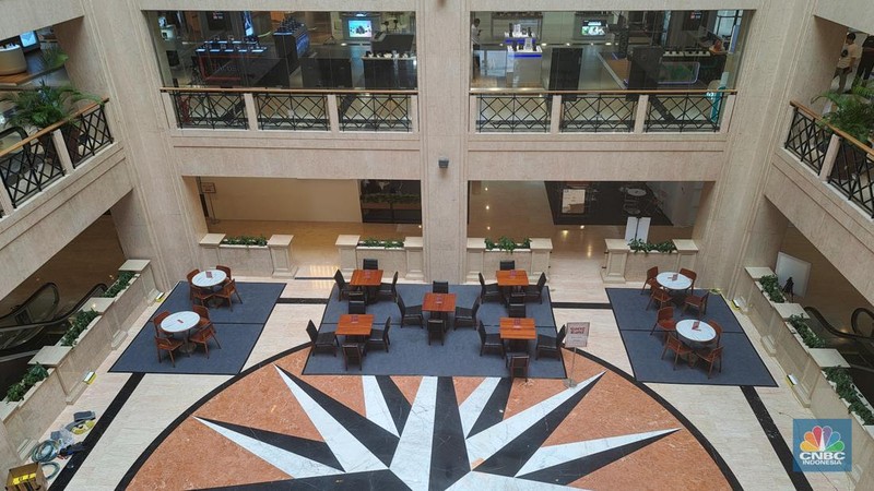 Suasana deretan toko yang tutup di Pusat Perbelajan Ratu Plaza, Jakarta, Selasa (17/12/2024). Pusat Perbelajan Ratu Plaza yang memiliki lokasi strategis kondisinya sepi dan memprihatinkan. (CNBC Indonesia/Faisal Rahman)