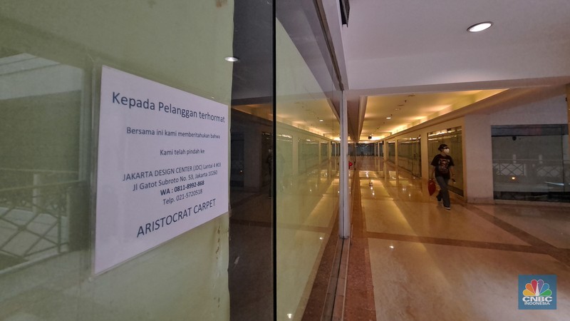 Suasana deretan toko yang tutup di Pusat Perbelajan Ratu Plaza, Jakarta, Selasa (17/12/2024). Pusat Perbelajan Ratu Plaza yang memiliki lokasi strategis kondisinya sepi dan memprihatinkan. (CNBC Indonesia/Faisal Rahman) Suasana deretan toko yang tutup di Pusat Perbelajan Ratu Plaza, Jakarta, Selasa (17/12/2024). Pusat Perbelajan Ratu Plaza yang memiliki lokasi strategis kondisinya sepi dan memprihatinkan. (CNBC Indonesia/Faisal Rahman)