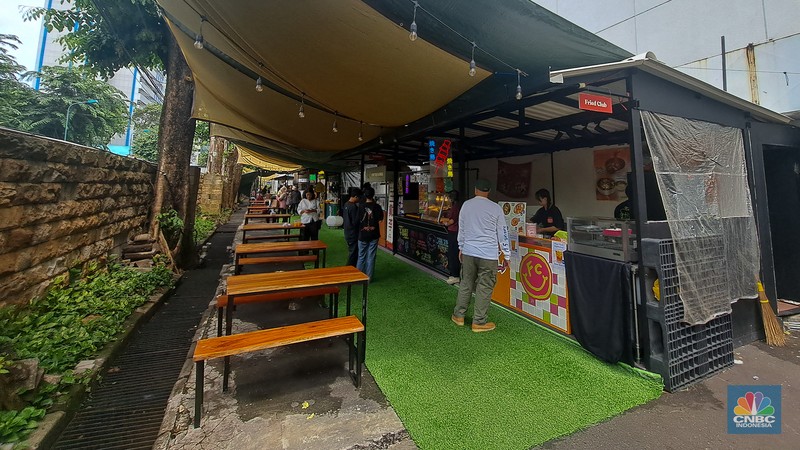 Suasana deretan toko yang tutup di Pusat Perbelajan Ratu Plaza, Jakarta, Selasa (17/12/2024). Pusat Perbelajan Ratu Plaza yang memiliki lokasi strategis kondisinya sepi dan memprihatinkan. (CNBC Indonesia/Faisal Rahman) Suasana deretan toko yang tutup di Pusat Perbelajan Ratu Plaza, Jakarta, Selasa (17/12/2024). Pusat Perbelajan Ratu Plaza yang memiliki lokasi strategis kondisinya sepi dan memprihatinkan. (CNBC Indonesia/Faisal Rahman)