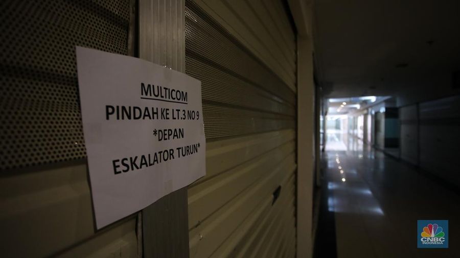 Suasana deretan toko yang tutup di Pusat Perbelajan Ratu Plaza, Jakarta, Selasa (17/12/2024). Pusat Perbelajan Ratu Plaza yang memiliki lokasi strategis kondisinya sepi dan memprihatinkan. (CNBC Indonesia/Faisal Rahman)