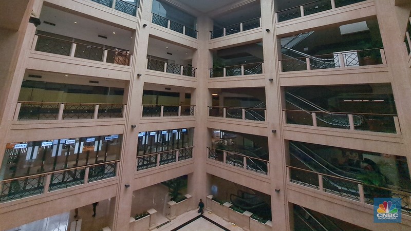 Suasana deretan toko yang tutup di Pusat Perbelajan Ratu Plaza, Jakarta, Selasa (17/12/2024). Pusat Perbelajan Ratu Plaza yang memiliki lokasi strategis kondisinya sepi dan memprihatinkan. (CNBC Indonesia/Faisal Rahman) Suasana deretan toko yang tutup di Pusat Perbelajan Ratu Plaza, Jakarta, Selasa (17/12/2024). Pusat Perbelajan Ratu Plaza yang memiliki lokasi strategis kondisinya sepi dan memprihatinkan. (CNBC Indonesia/Faisal Rahman)