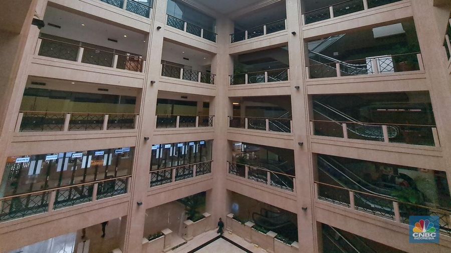 Suasana deretan toko yang tutup di Pusat Perbelajan Ratu Plaza, Jakarta, Selasa (17/12/2024). Pusat Perbelajan Ratu Plaza yang memiliki lokasi strategis kondisinya sepi dan memprihatinkan. (CNBC Indonesia/Faisal Rahman)