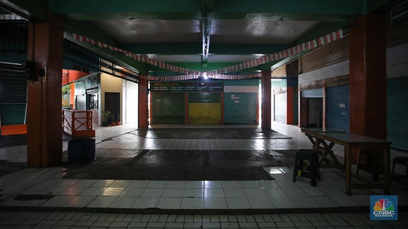 Suasana sepi lapak pedagang di Pasar Slipi, Jakarta, Selasa (17/12/2024). (CNBC Indonesia/Faisal Rahman)