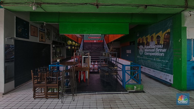 Suasana sepi lapak pedagang di Pasar Slipi, Jakarta, Selasa (17/12/2024). (CNBC Indonesia/Faisal Rahman)