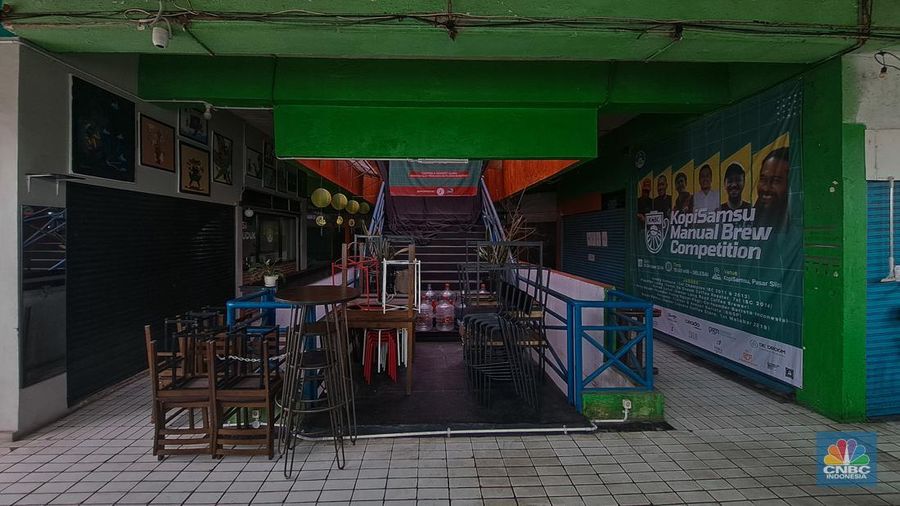 Suasana sepi lapak pedagang di Pasar Slipi, Jakarta, Selasa (17/12/2024). (CNBC Indonesia/Faisal Rahman)