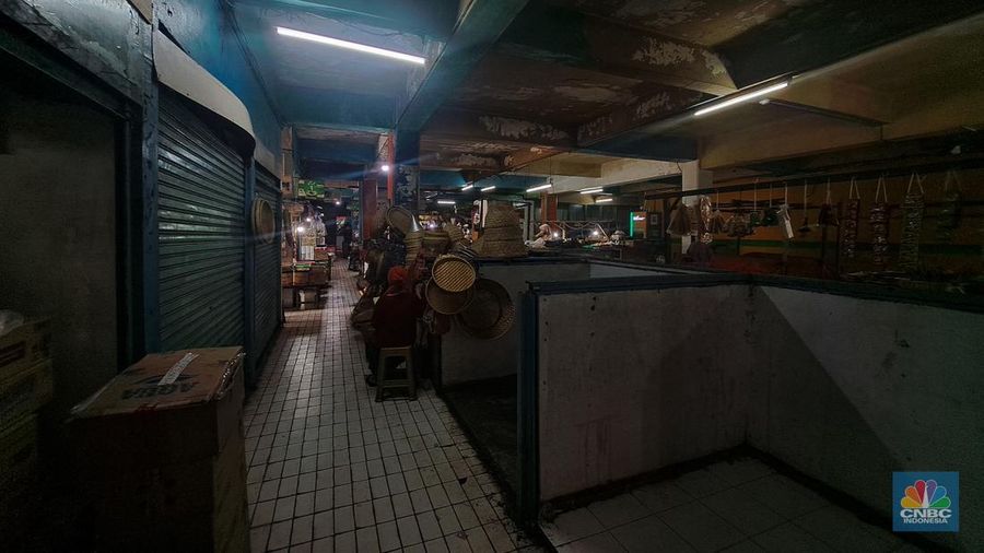 Suasana sepi lapak pedagang di Pasar Slipi, Jakarta, Selasa (17/12/2024). (CNBC Indonesia/Faisal Rahman)