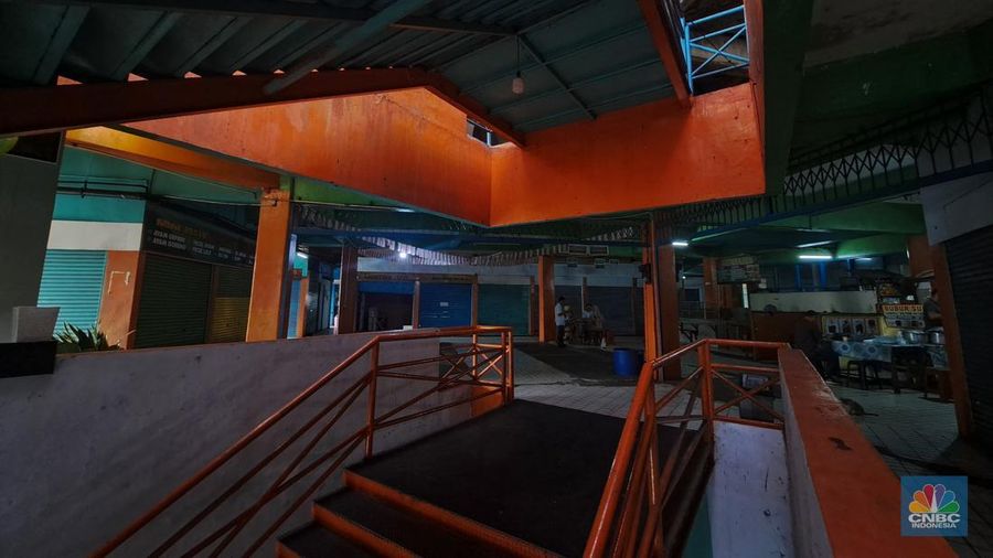 Suasana sepi lapak pedagang di Pasar Slipi, Jakarta, Selasa (17/12/2024). (CNBC Indonesia/Faisal Rahman)