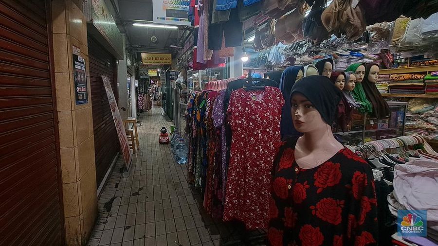 Suasana sepi lapak pedagang di Pasar Slipi, Jakarta, Selasa (17/12/2024). (CNBC Indonesia/Faisal Rahman)