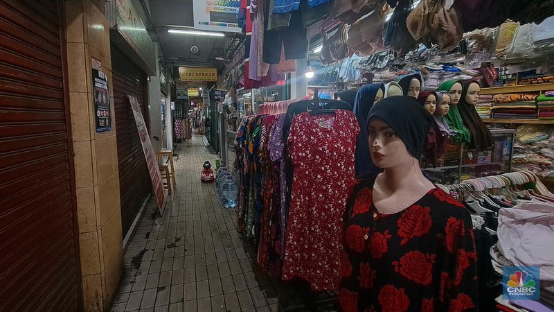 Suasana sepi lapak pedagang di Pasar Slipi, Jakarta, Selasa (17/12/2024). (CNBC Indonesia/Faisal Rahman)
