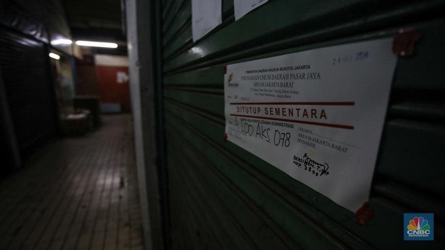 Suasana sepi lapak pedagang di Pasar Slipi, Jakarta, Selasa (17/12/2024). (CNBC Indonesia/Faisal Rahman)