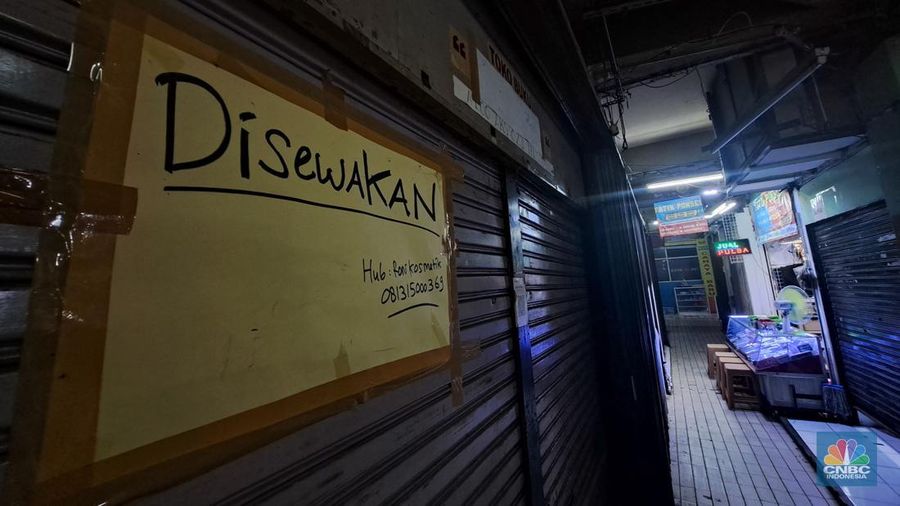 Suasana sepi lapak pedagang di Pasar Slipi, Jakarta, Selasa (17/12/2024). (CNBC Indonesia/Faisal Rahman)