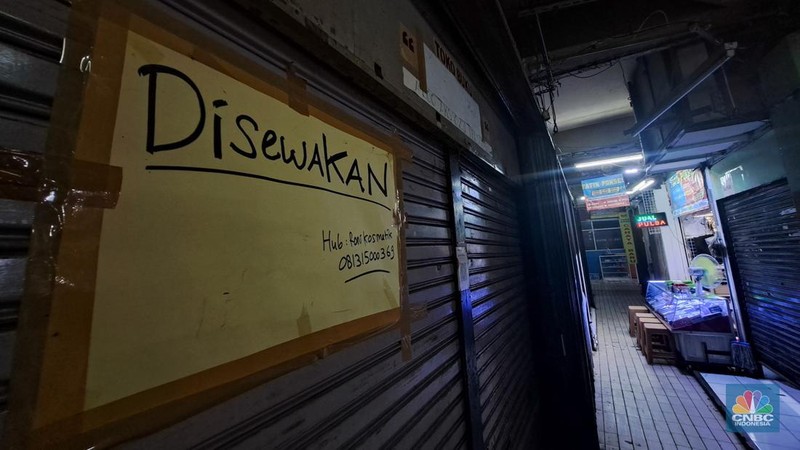 Suasana sepi lapak pedagang di Pasar Slipi, Jakarta, Selasa (17/12/2024). (CNBC Indonesia/Faisal Rahman)