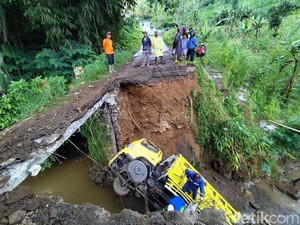 Jembatan di Banjarnegara Ambrol, Truk Pasir Jatuh ke Sungai 10 Meter
