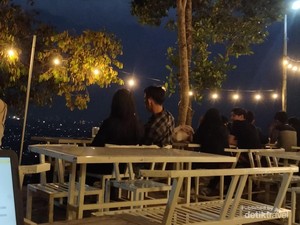Kafe Tersembunyi dengan Pemandangan Romantis City Light Bandung