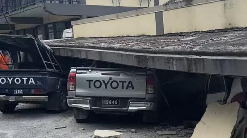 Pasukan keamanan dan penyelamat memeriksa mobil rusak yang terjebak di bawah bangunan yang runtuh di ibu kota Vanuatu, Port Vila, setelah gempa bumi dahsyat melanda dengan magnitudo 7,3M. (Photo by MICHAEL THOMPSON / Facebook account of Michael Thompson / AFP)