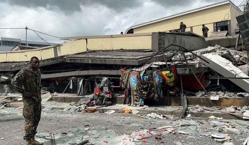 VANUATU-EARTHQUAKE-DAMAGE Pasukan keamanan dan penyelamat memeriksa mobil rusak yang terjebak di bawah bangunan yang runtuh di ibu kota Vanuatu, Port Vila, setelah gempa bumi dahsyat melanda dengan magnitudo 7,3M. (Photo by MICHAEL THOMPSON / Facebook account of Michael Thompson / AFP)